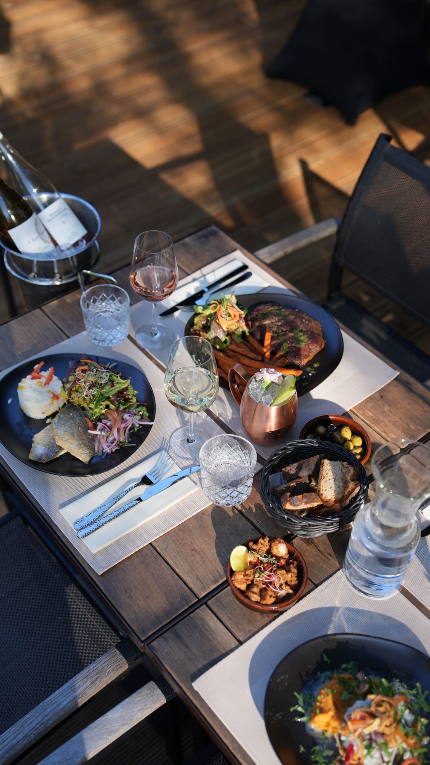Gedeckter Tisch im PISO UNO mit Tapas und Kupferbechern