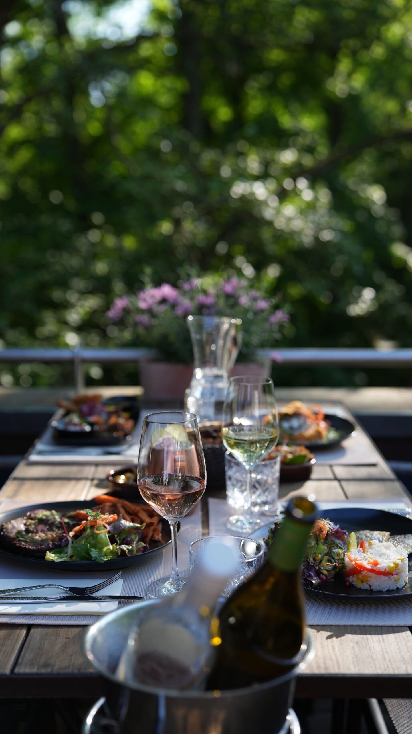 Gedeckter Tisch im Grünen