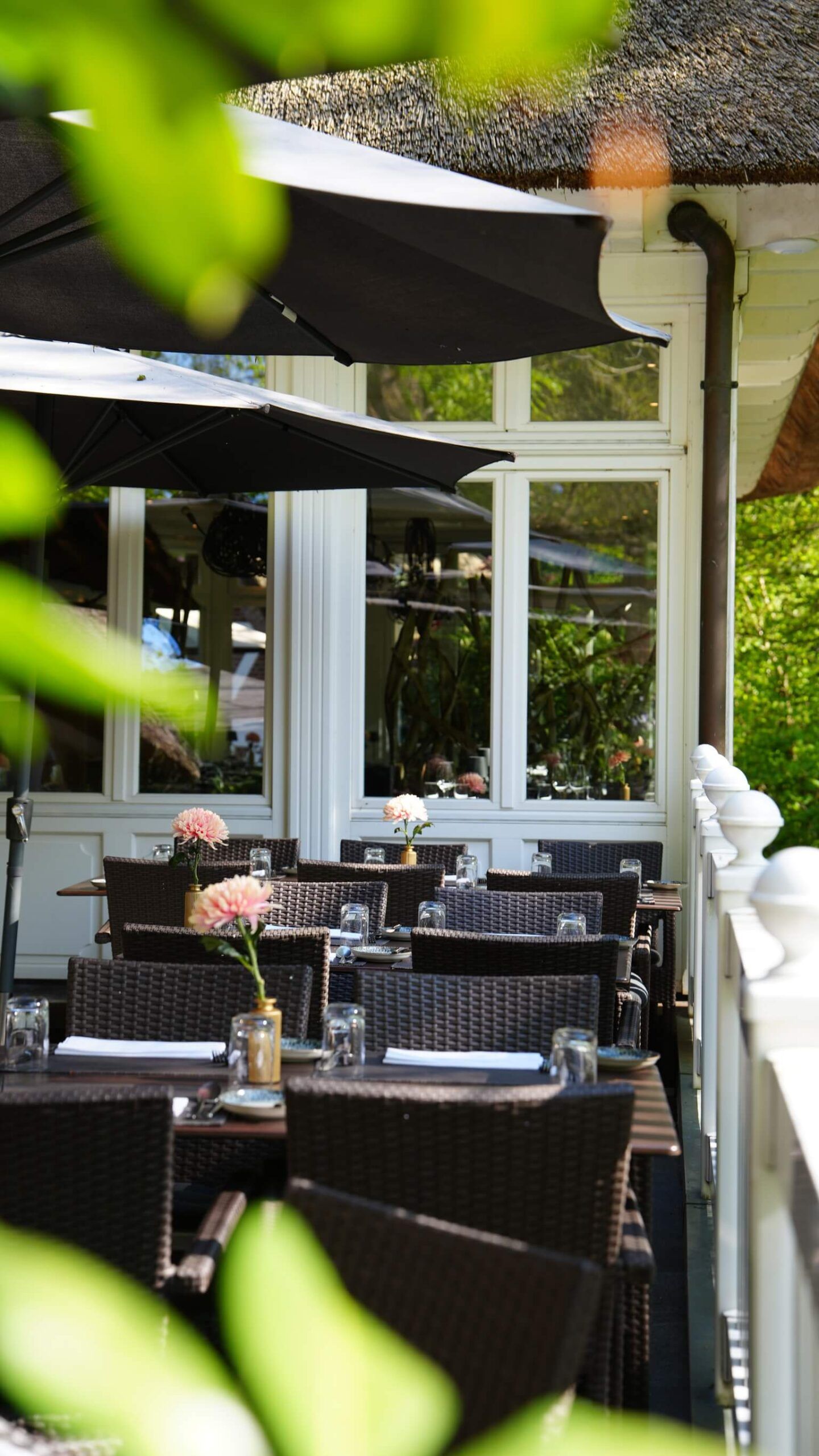 Überdachte Terrasse mit gedeckten Tischen