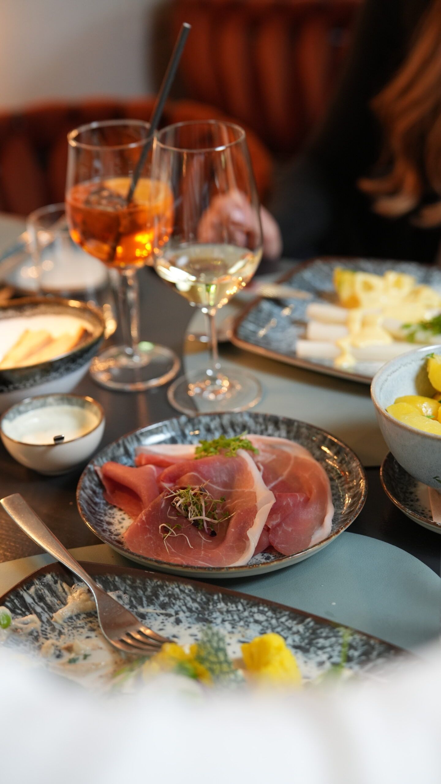 Katenschinken mit Spargel, dazu Aperitif und Weißwein