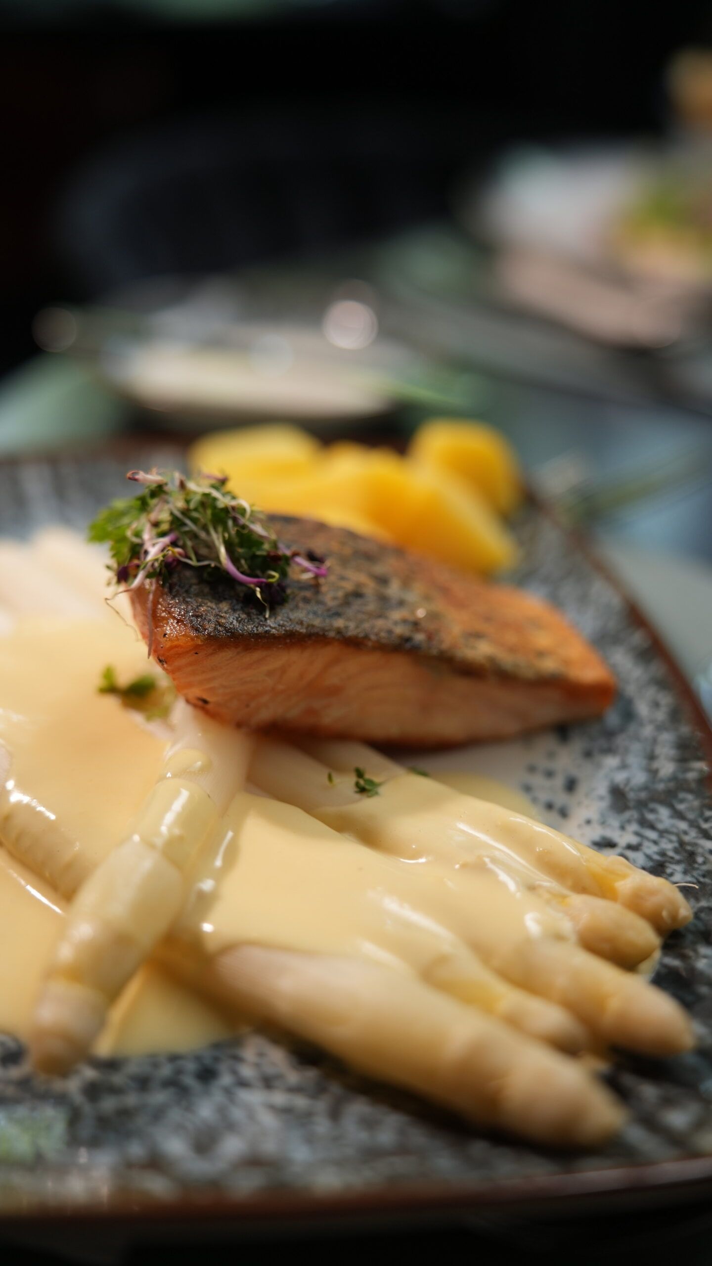 Krosser Lachs mit weißem Spargel und Sauce Hollandaise